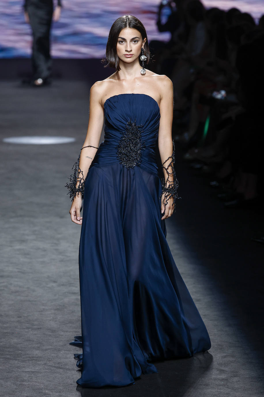 Desfile de Claro Couture en la MBFWMadrid 2023. Diseños fluidos y en color azul marino. 