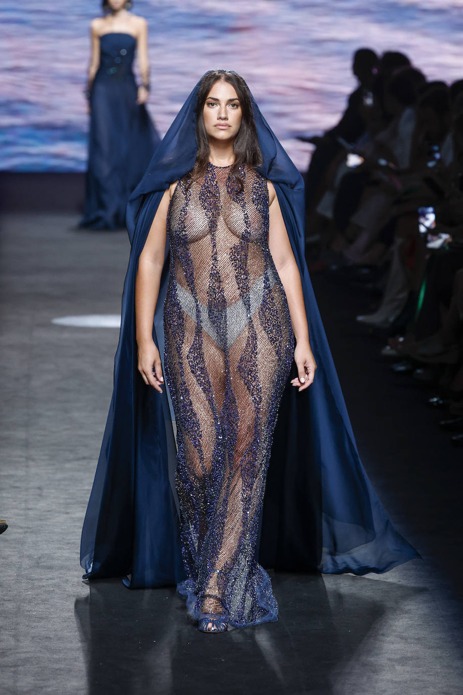 Desfile de Claro Couture en la MBFWMadrid 2023. Las transparencias y las largas capas fueron protagonistas de la pasarela. 