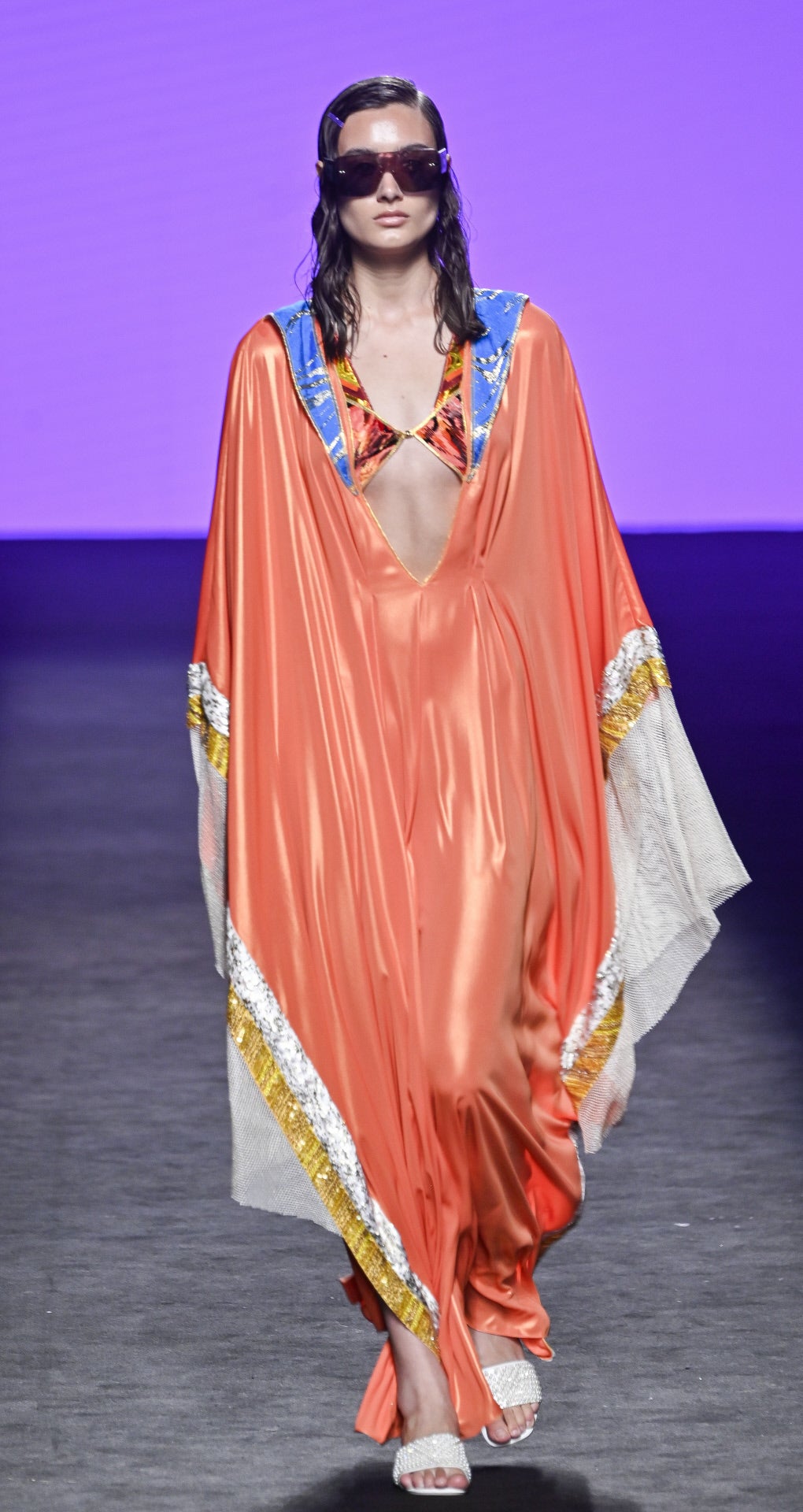 Desfile de Custo Barcelona en la MBFWMadrid 2023. Los colores fluorescentes y los tejidos vaporosos han cobrado protagonismo en la pasarela. 
