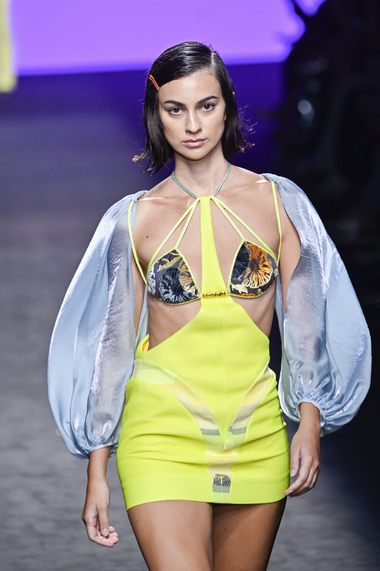 Desfile de Custo Barcelona en la MBFWMadrid 2023. Detalles 'cut out', mangas abullonadas y colores explosivos. 