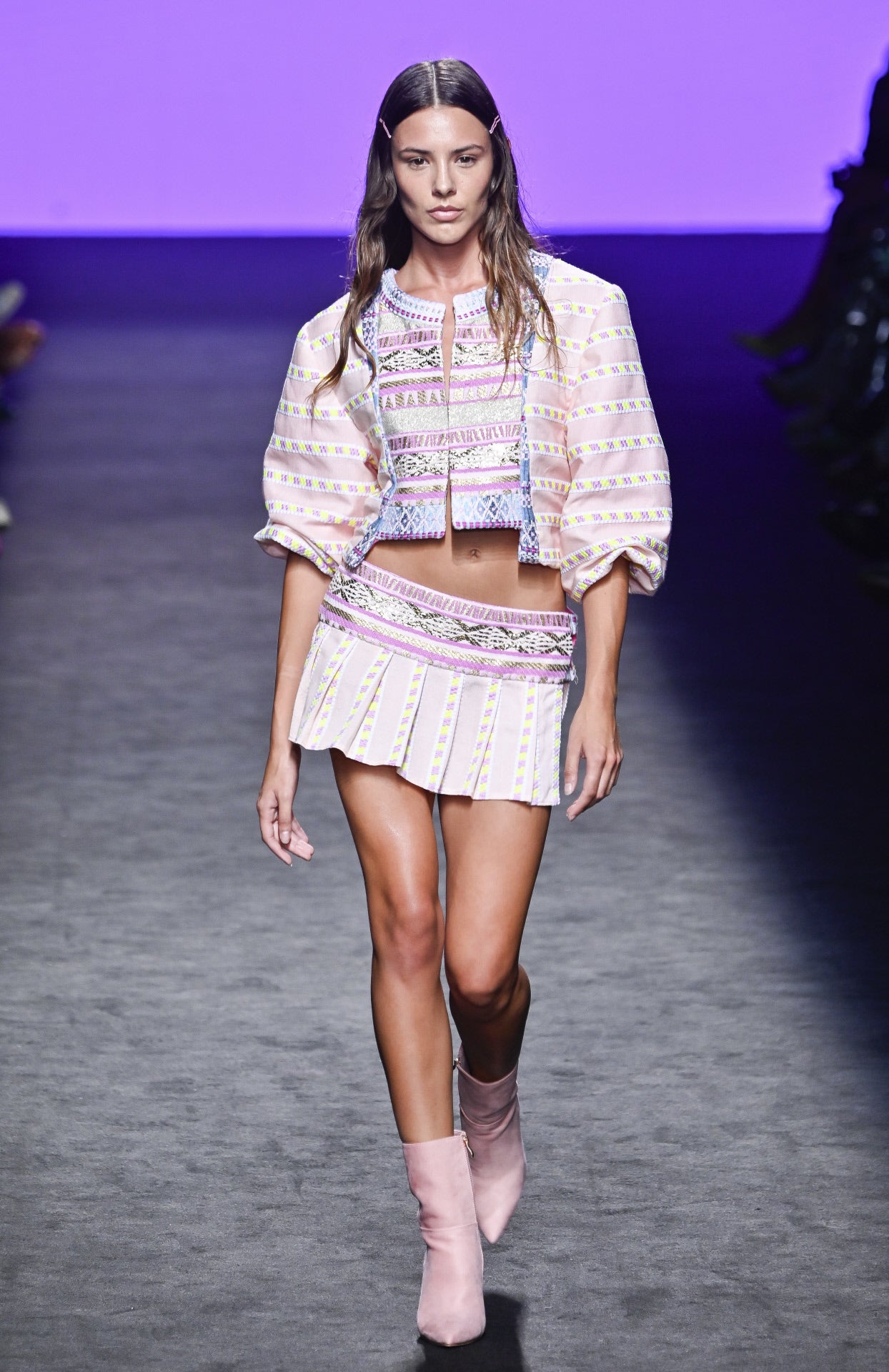 Desfile de Custo Barcelona en la MBFWMadrid 2023. Las tonalidades cálidas también aparecen en los conjuntos. 