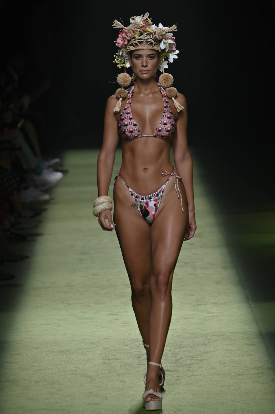 Desfile de Dolores Cortés en la MBFW23. Se han presentado bikinis con estampados geométricos. 