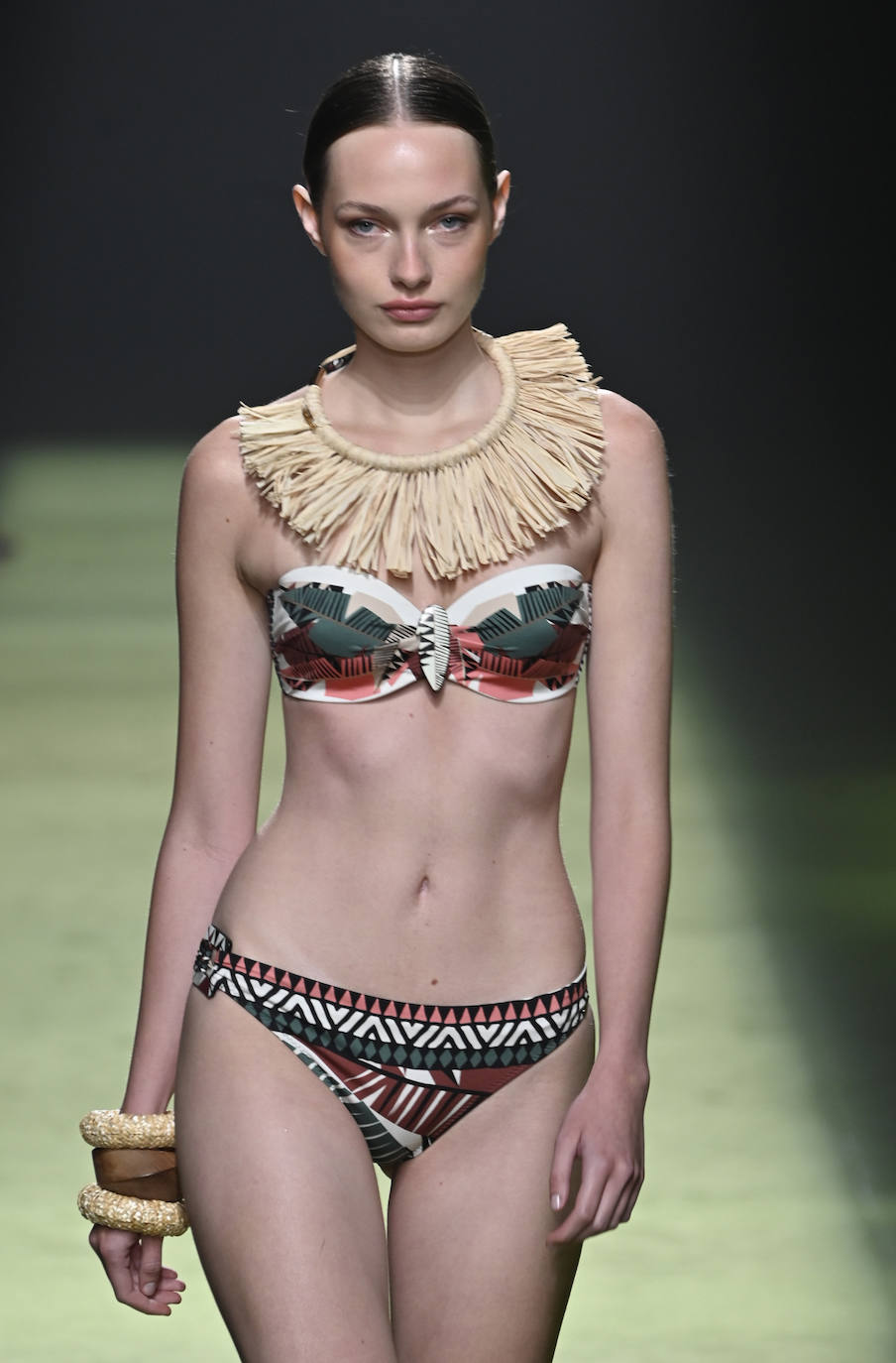 Desfile de Dolores Cortés en la MBFW23. Los accesorios, muy importantes en la pasarela. 