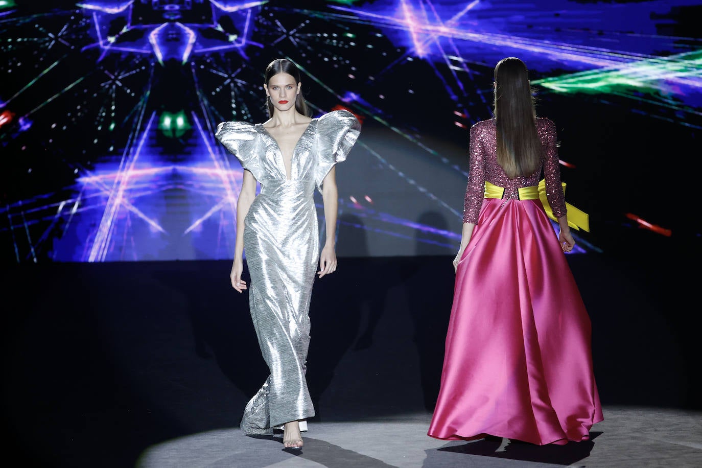 Desfile de Hannibal Laguna en la MBFWMadrid 2023. Los colores plata han brillado sobre la pasarela. 