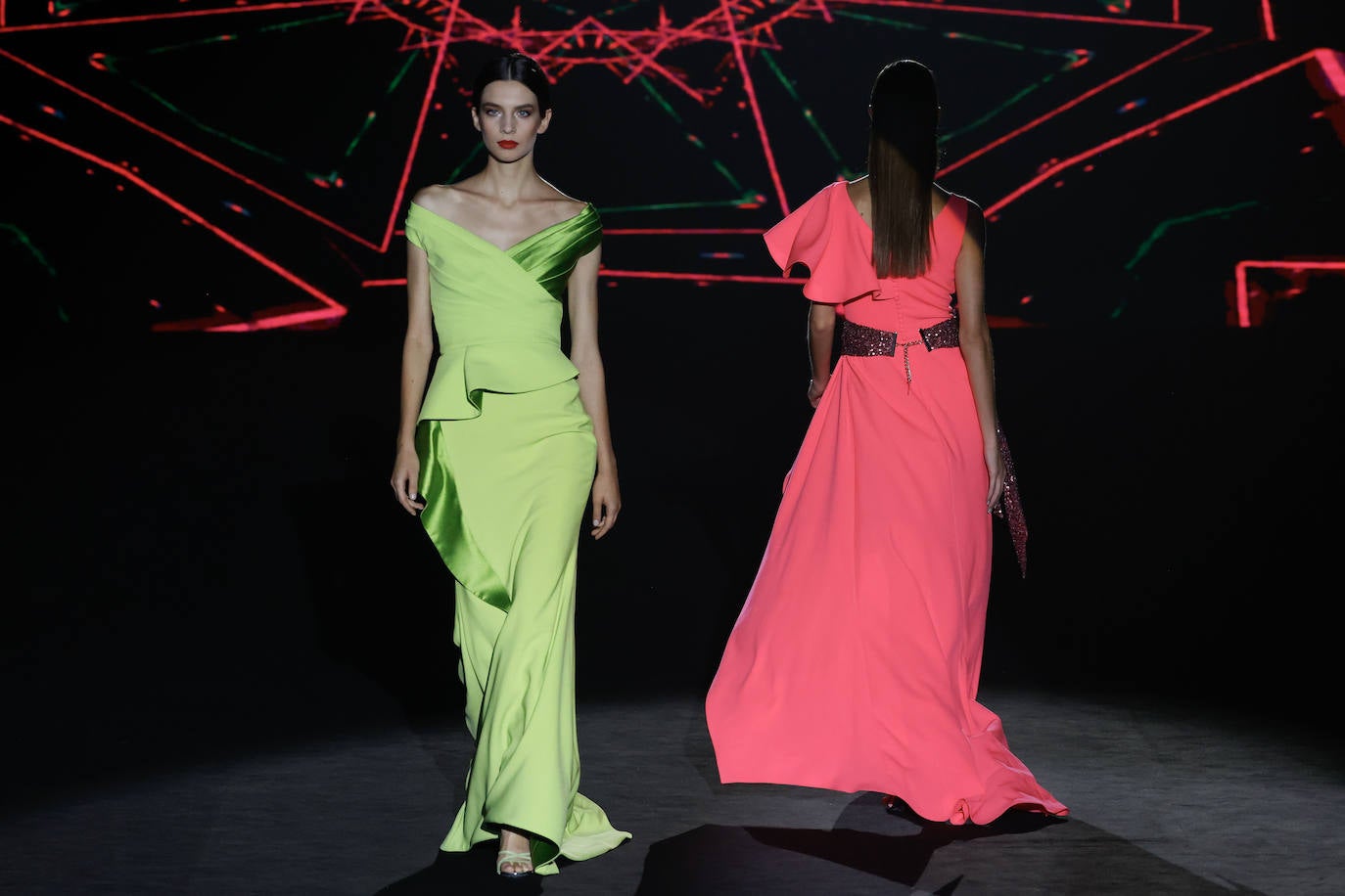 Desfile de Hannibal Laguna en la MBFWMadrid 2023. Tonos fluorescentes y combinación de tejidos sobre la pasarela. 