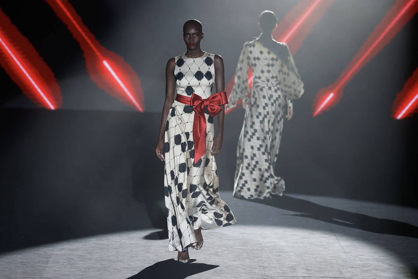Desfile de Hannibal Laguna en la MBFWMadrid 2023. Contraste entre tonos rojos, blancos y negros. 