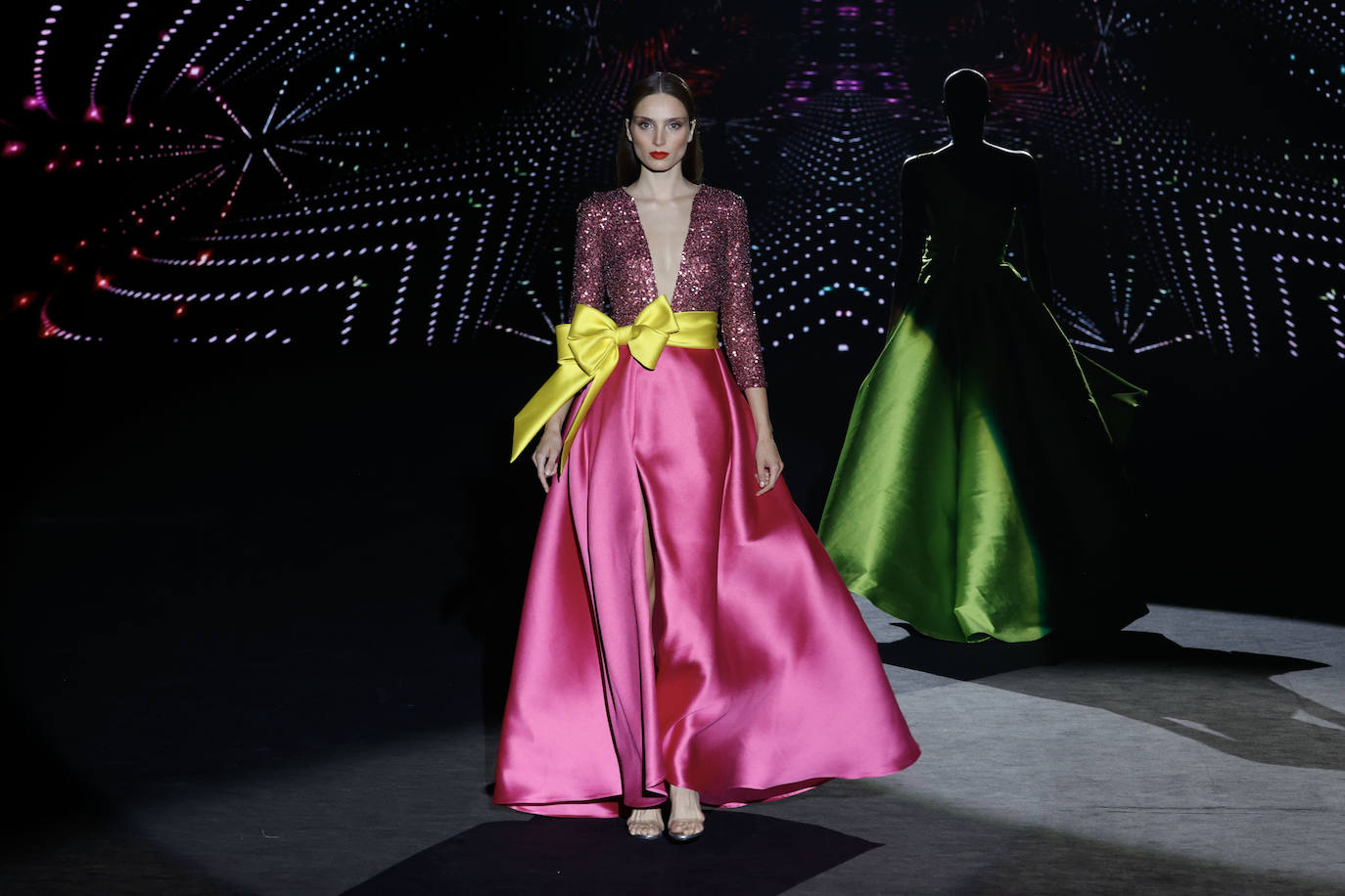 Desfile de Hannibal Laguna en la MBFWMadrid 2023. Mezcla de tejidos. 