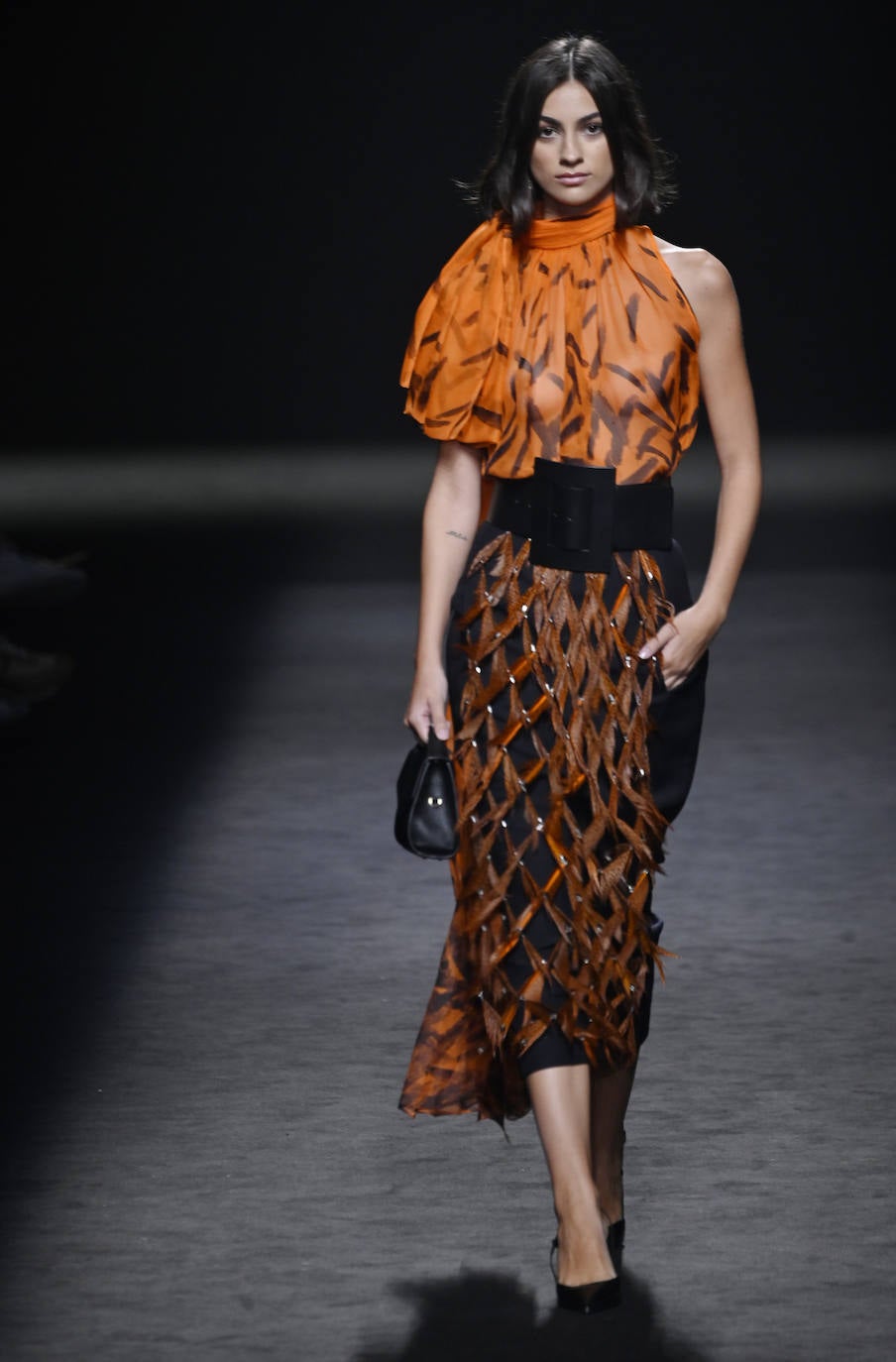 Desfile de Isabel Sanchís en la MBFW Madrid Primavera/Verano 2024. La diseñadora valenciana ha presentado una colección sofisticada y moderna, con diseños muy personales y elengantes como este conjunto de falda y blusa. 