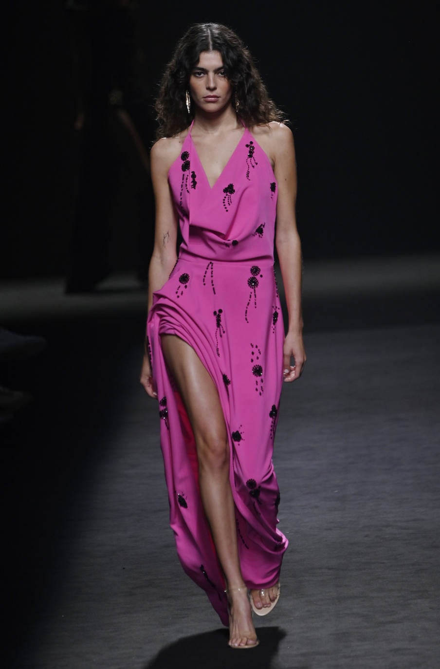 Desfile de Isabel Sanchís en la MBFW Madrid Primavera/Verano 2024. La colección ha destacado por su amplia y colorida paleta con diseños en alegres tonos como el rosa. 