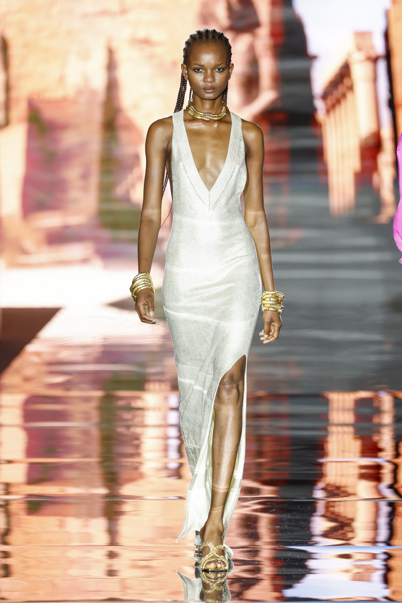 Como complementos, encontramos claras referencias a los míticos jeroglíficos, todo con toques dorados. 