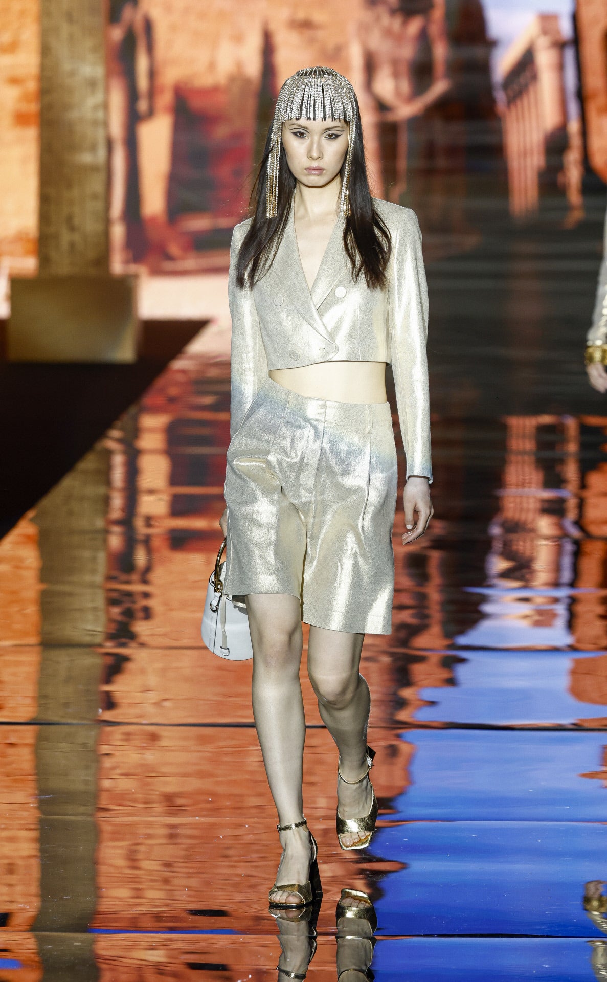 Los zapatos y tocados también hacen ese guiño especial a Egipto. 