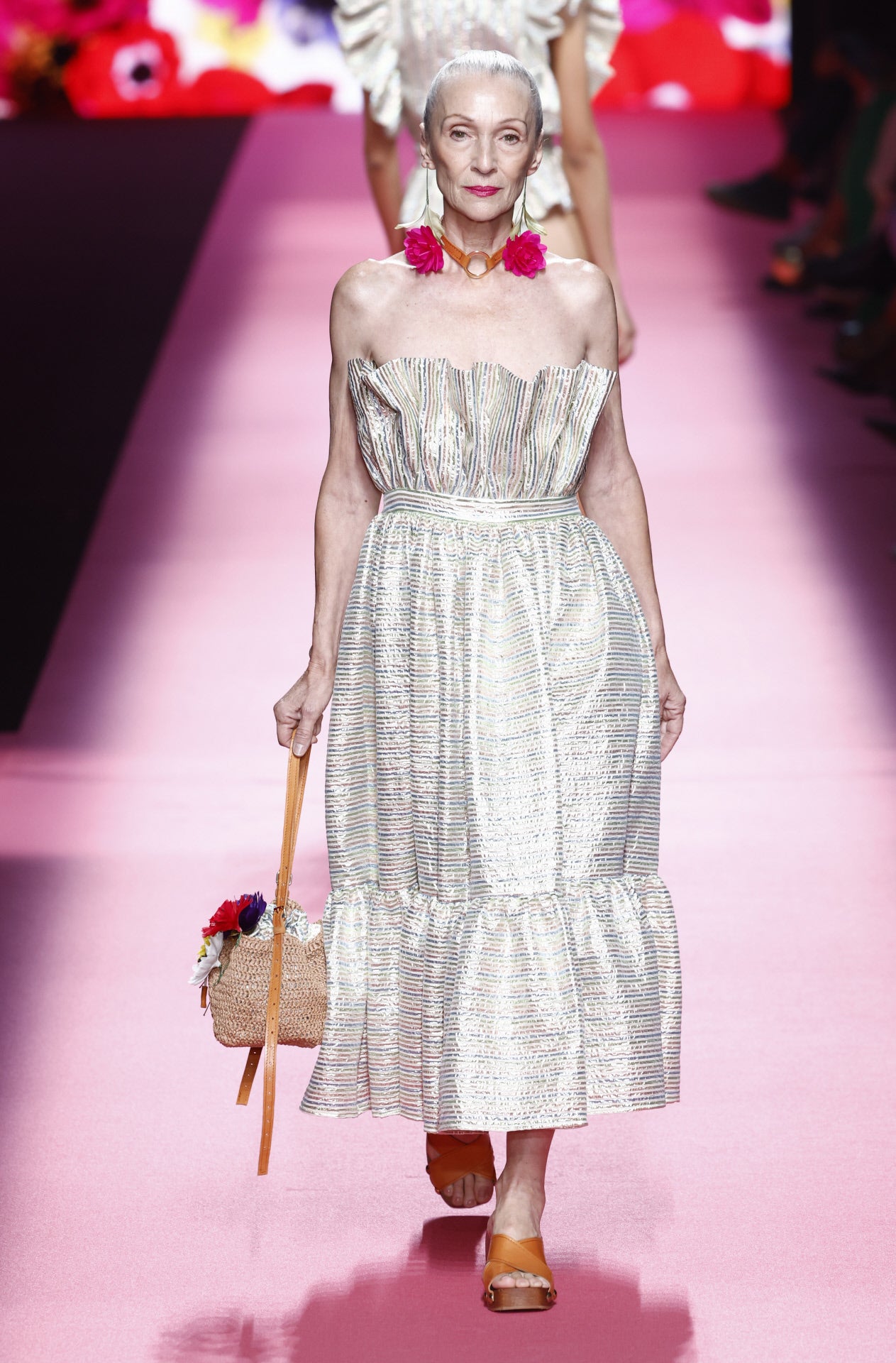 Vestidos que dejan los hombros al descubierto y ciñen la cintura para resaltar la figura. 