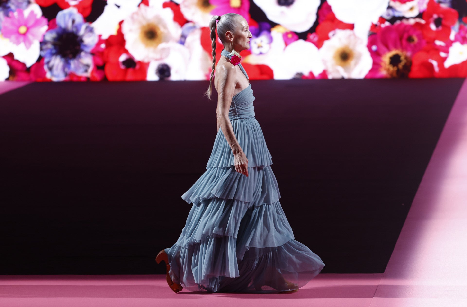 En cuanto a los tejidos, esta colección incorpora lycras en colores lisos con textura, sedas, tules en viscosas y algodones tie dye. Además, contará con un toque en denim, con el uso del crochet y los bordados y con guiños a estampados en lúrex.