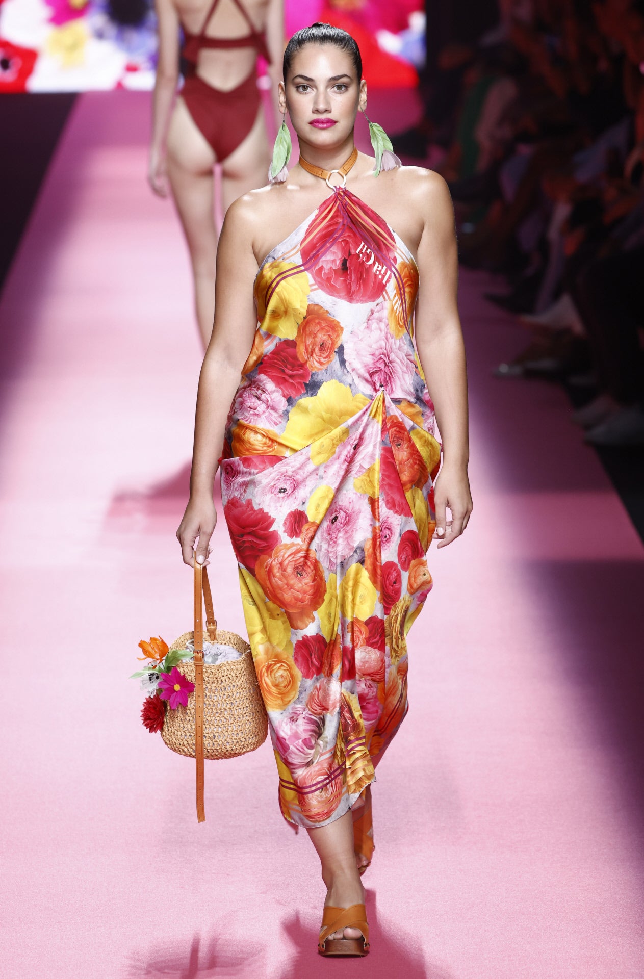 Las flores han sido las grandes protagonistas del desfile estampándolo todo.