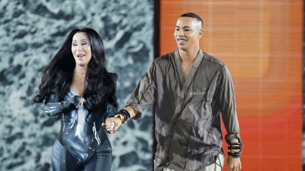 Olivier Rousteing junto a Cher durante uno de los desfiles de Balmain