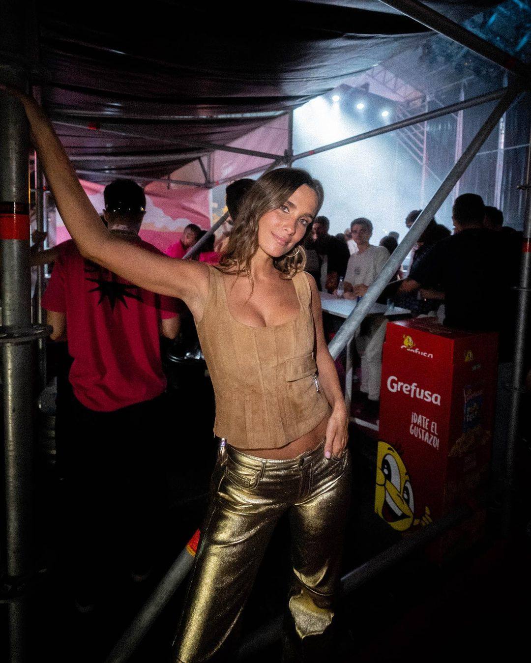 María Pombo eligió un look compuesto por un top de ante marrón y unos pantalones metalizados en dorado.