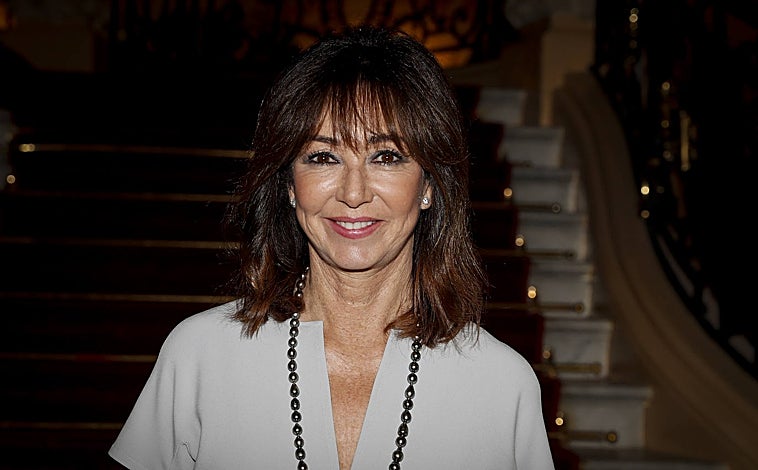 Imagen principal - Con los años Ana Rosa ha dicho adiós a su melena castaña y ahora luce el pelo rubio. 