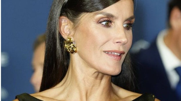 Doña Letizia con pendientes de Carolina Herrera