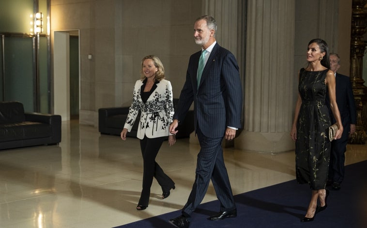 Imagen principal - Detalles del look de la Reina Letizia en Barcelona con vestido de Dries Van Notes