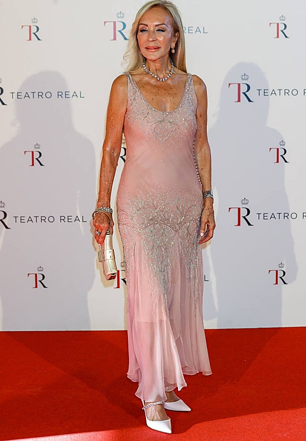 Carmen Lomana en la inauguración de la nueva temporada del Teatro Real con un vestido en color rosa palo.