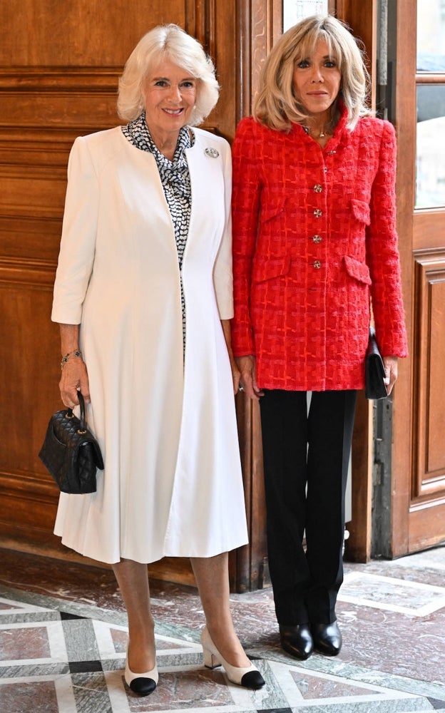 La Reina Camila y Brigitte Macron en la Biblioteca Nacional de París.