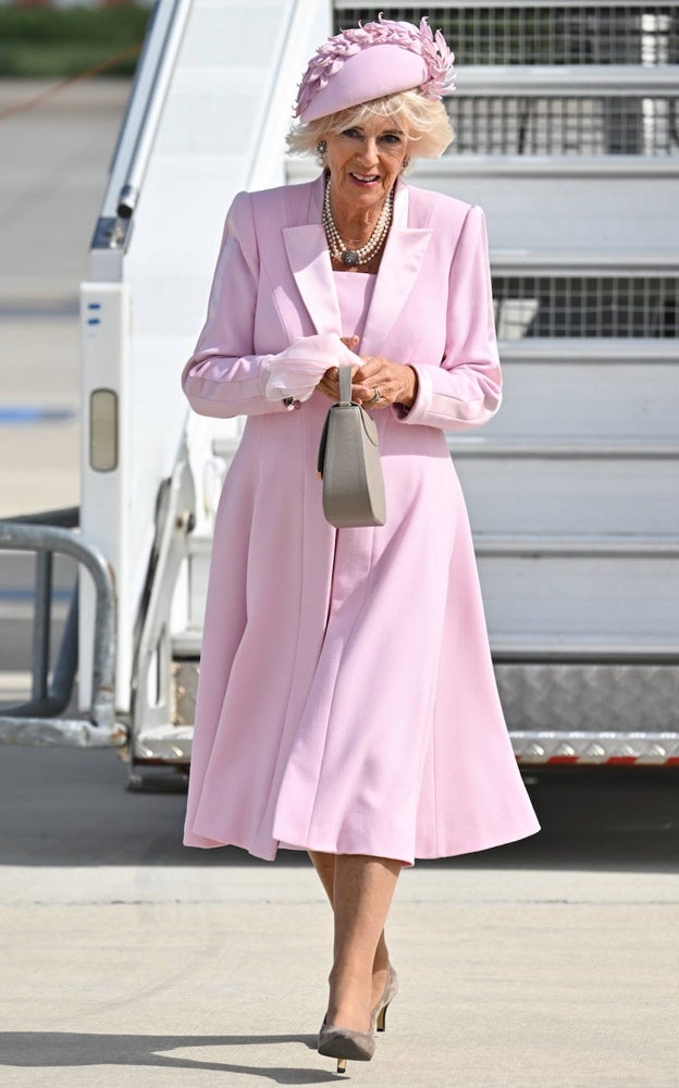 La Reina Camila, con un elegante diseño en rosa palo.