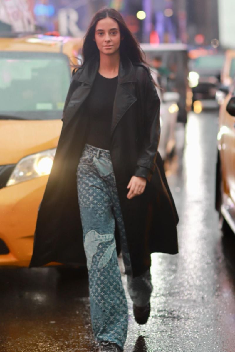 Gabardina negra. La solución perfecta para días de lluvia y entretiempo que encaja tanto con vestidos románticos para un look boho, o con jeans y zapatillas en su versión más casual.