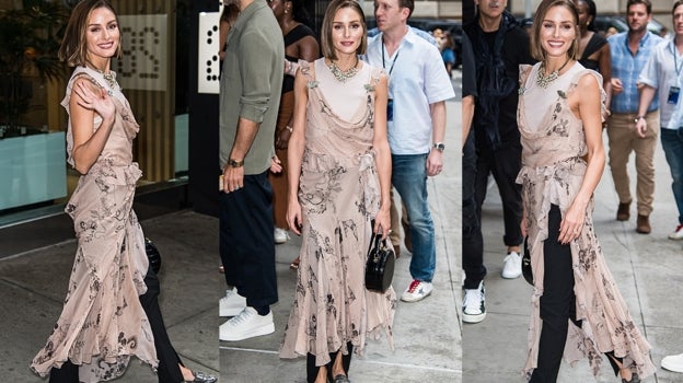 Olivia Palermo combina su vestido con unos leggings con aberturas