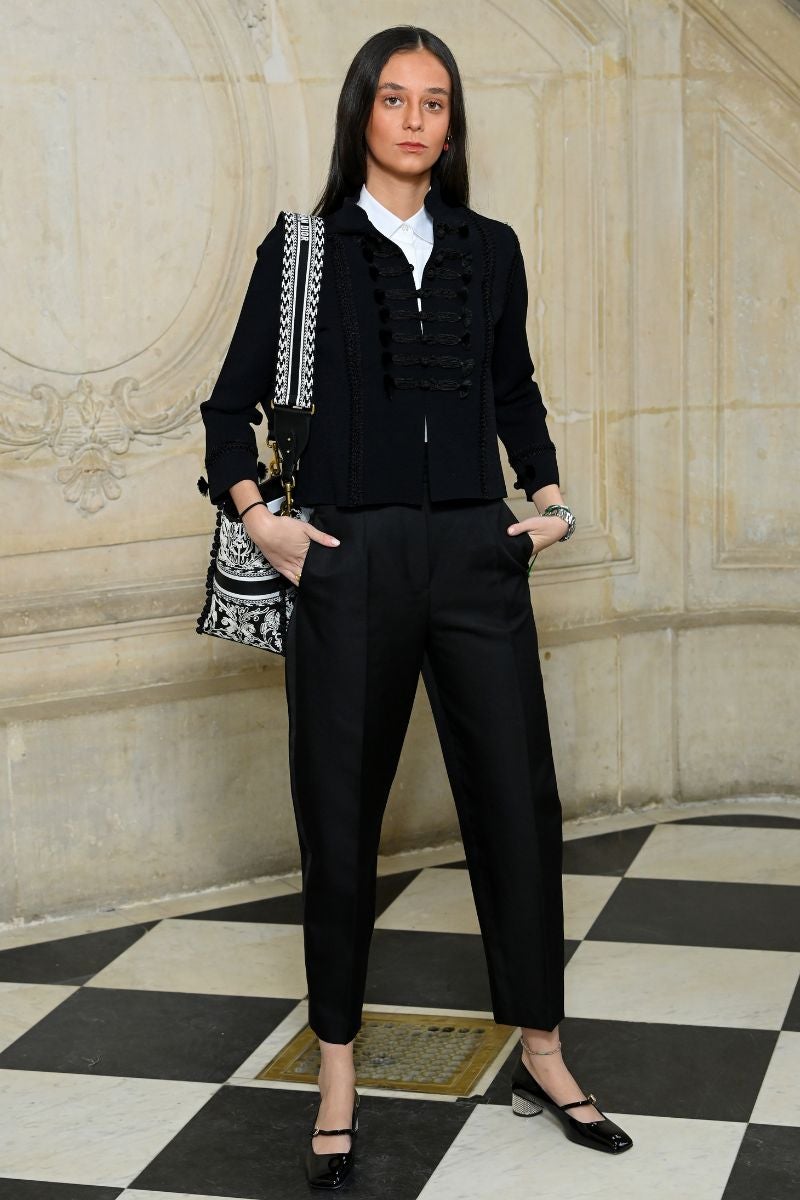 Pantalones de pinzas y chaqueta con bordados. Para asistir al desfile de Dior en la Semana de la Moda de París del pasado enero, optó por un estilismo de la firma sofisticado y sencillo que bien podría servir para un look de trabajo y que admite complementos de todos los estilos.