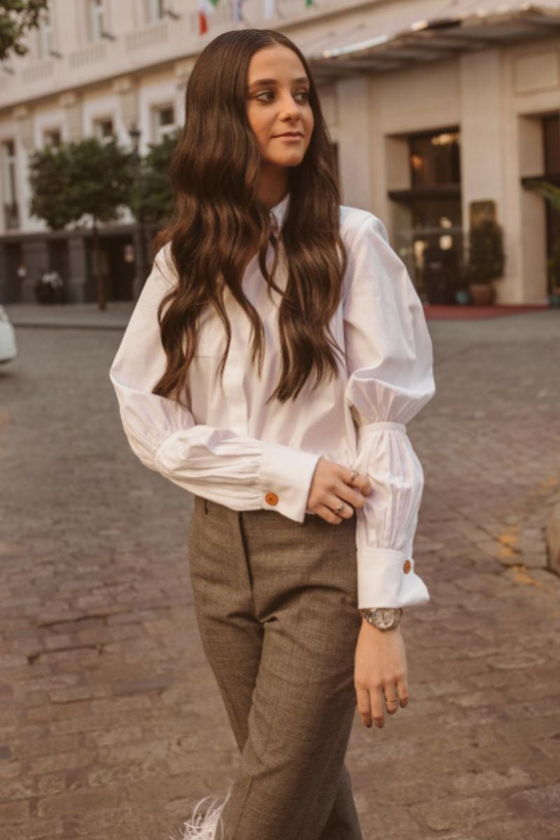 Camisa blanca. Un básico que lleva siempre que puede y que posee de muchos tipos, desde las oversize a minimalistas o con volúmenes y más clásicas, como este diseño de Himba Collection.