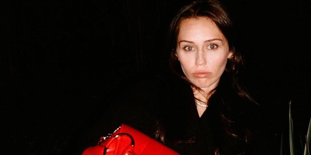 Miley Cyrus y su radical cambio de look con el color tendencia de la temporada