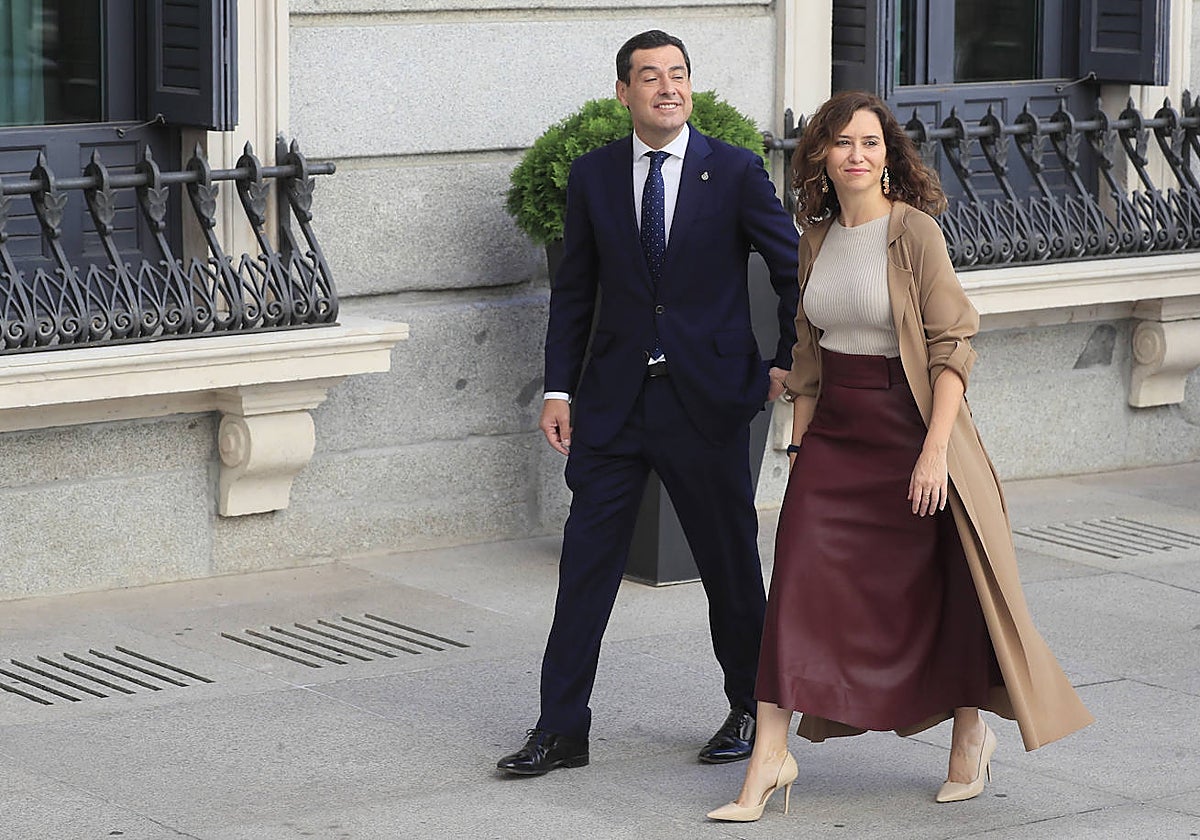 Isabel Díaz Ayuso con falda de cuero a su llegada al Congreso de los Diputados para asistir al debate de investidura de Alberto Núñez Feijóo.