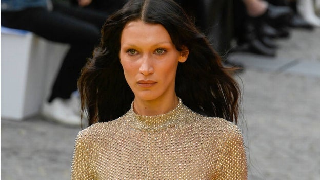 Bella Hadid es una celebridades que más aboga por la vuelta de las cejas finas.