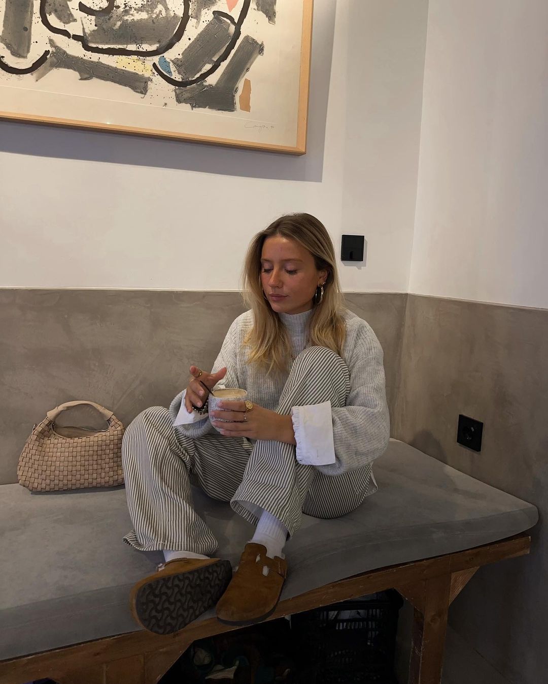 Para looks 'comfy' y otoñales, Nuria Blanco opta siempre por llevar estos zuecos tan reconocidos. También los lleva con calcetines altos y han sido los que han dado el toque de color a un look donde predominan los grises.
