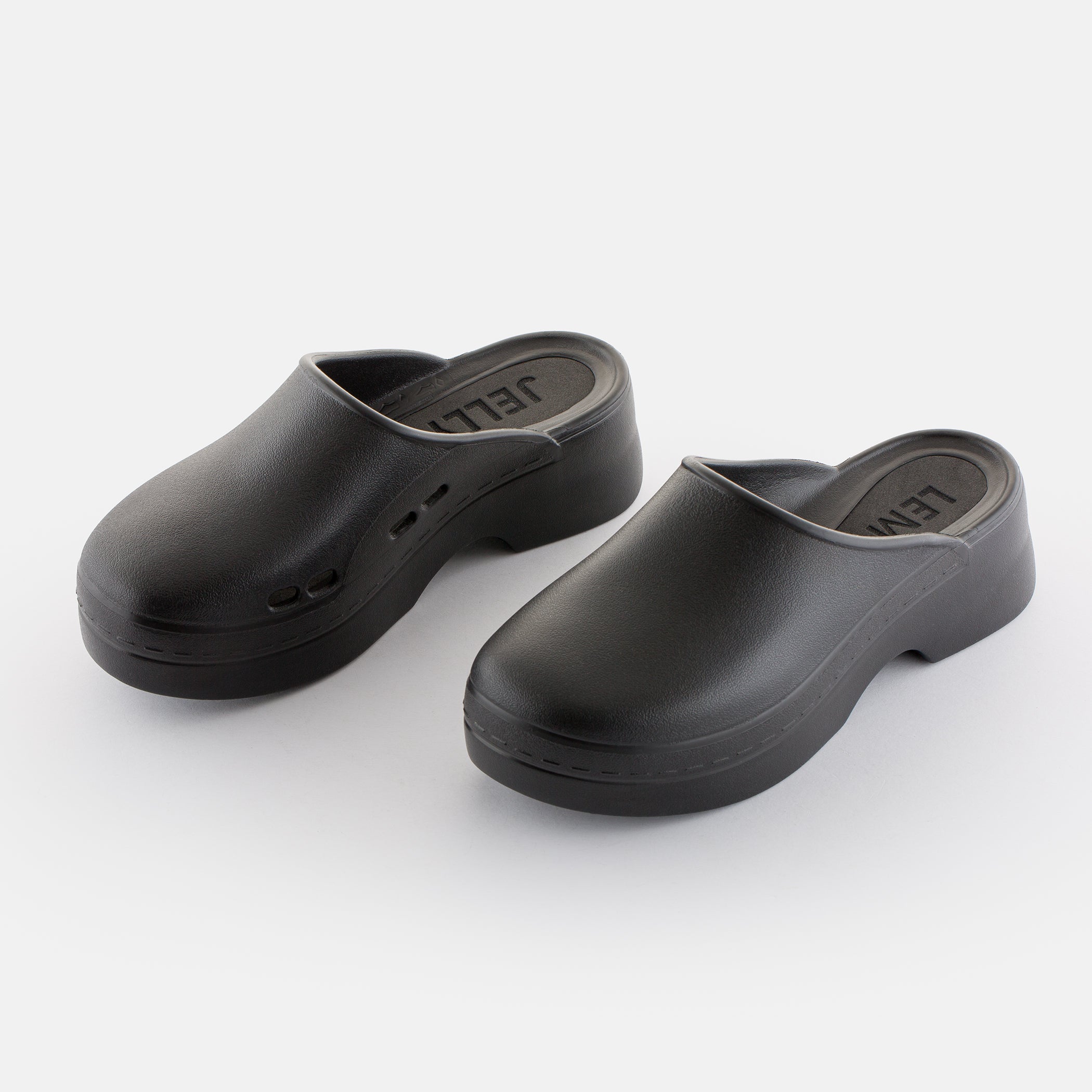 Una de las propuestas para esta temporada: zuecos de goma. La firma portuguesa de calzado Lemon Jelly ha puesto a la venta estos zapatos con un pelín de plataforma y veganos, y están disponibles por 59,90 euros. Disponibles en otros colores.