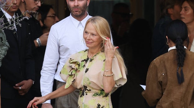 Pamela Anderson en el desfile de Victoria Beckham en París, irreconocible, sin maquillaje.