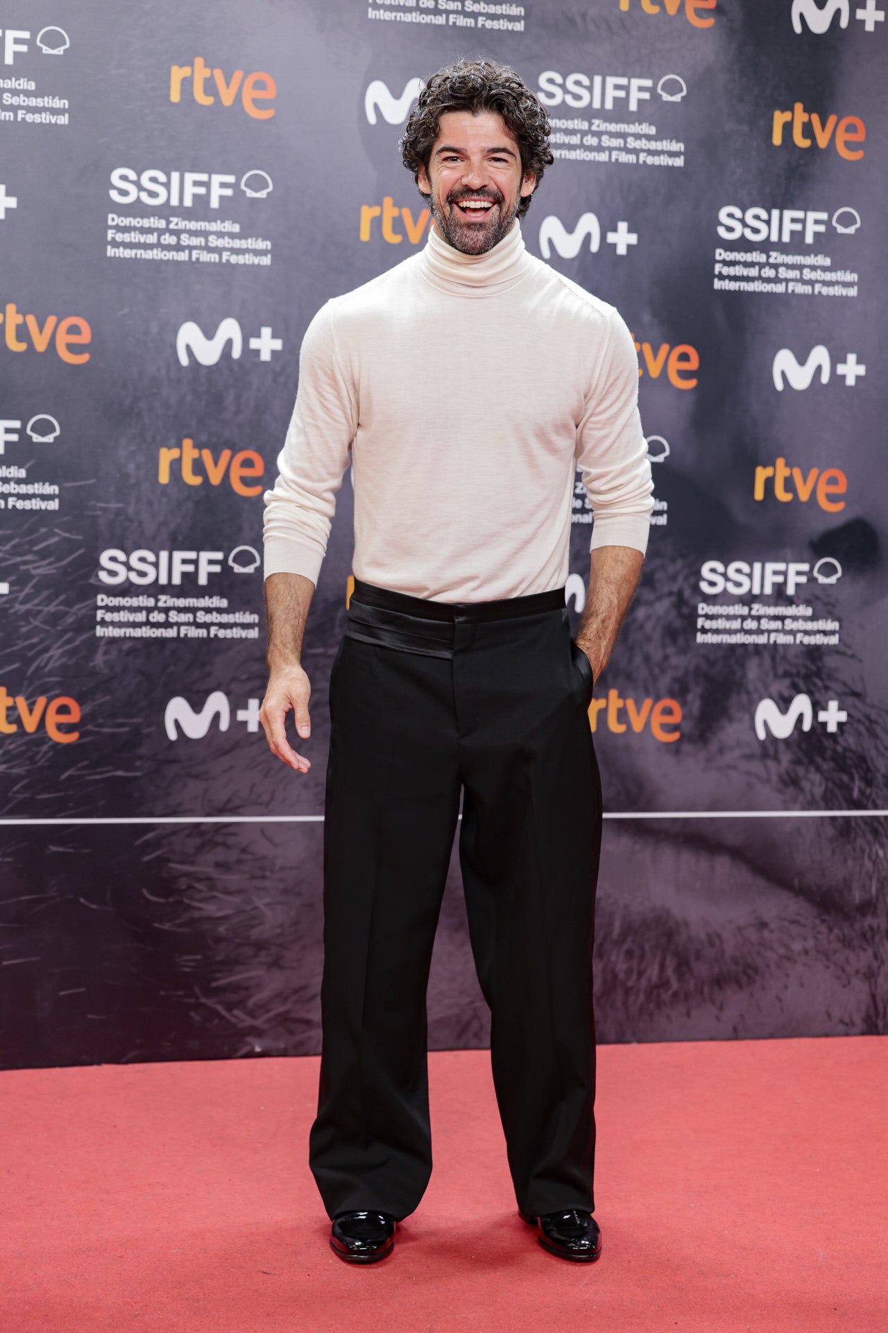 El actor Miguel Ángel Muñoz se decantó por una combinación informal con un jersey de cuello alto blanco y pantalón negro.
