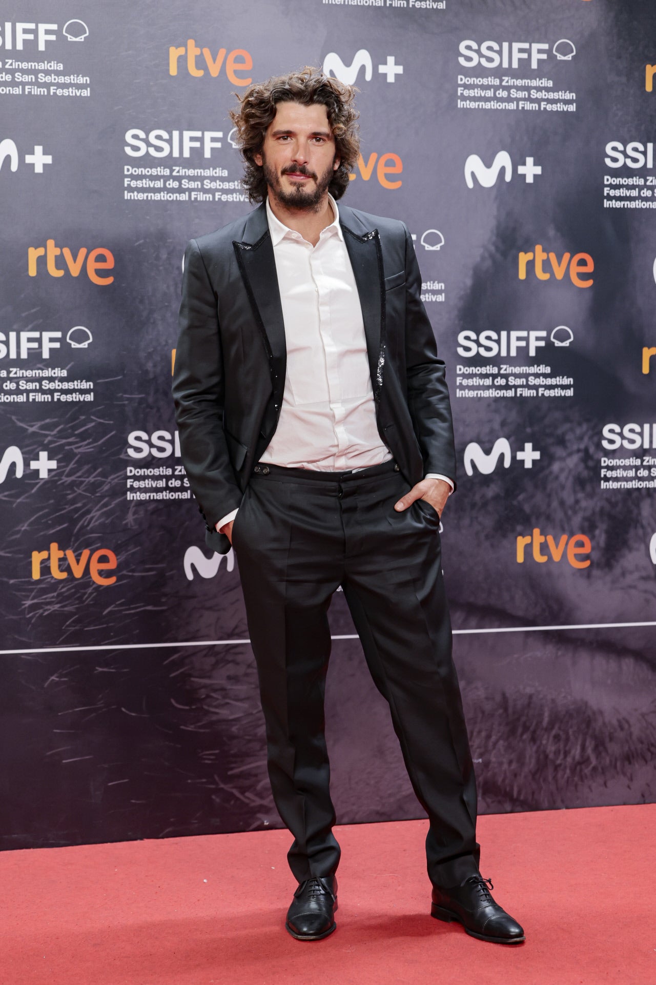 Yon González fue otro de los protagonistas masculinos que se decantó por asistir a la gala con traje negro y sin corbata. 