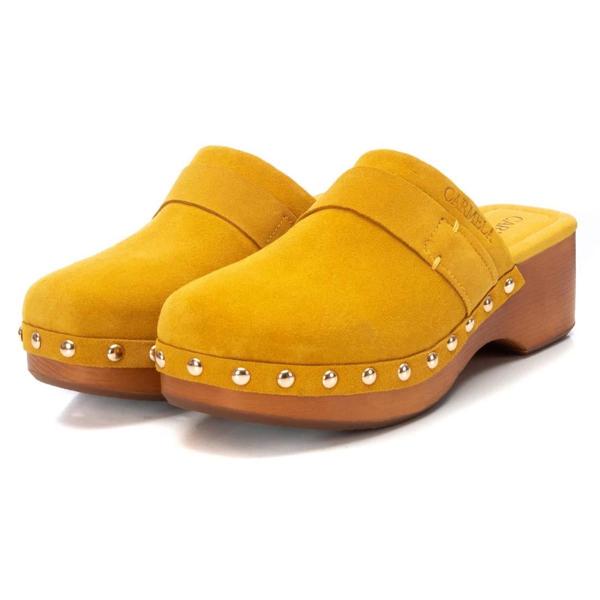 En Veepee tienen mucha variedad de este calzado. Este modelo en color mostaza, de madera y con tachuelas responde a esas características tan variopintas que pueden encontrarse. Su precio es de 39,95 euros.