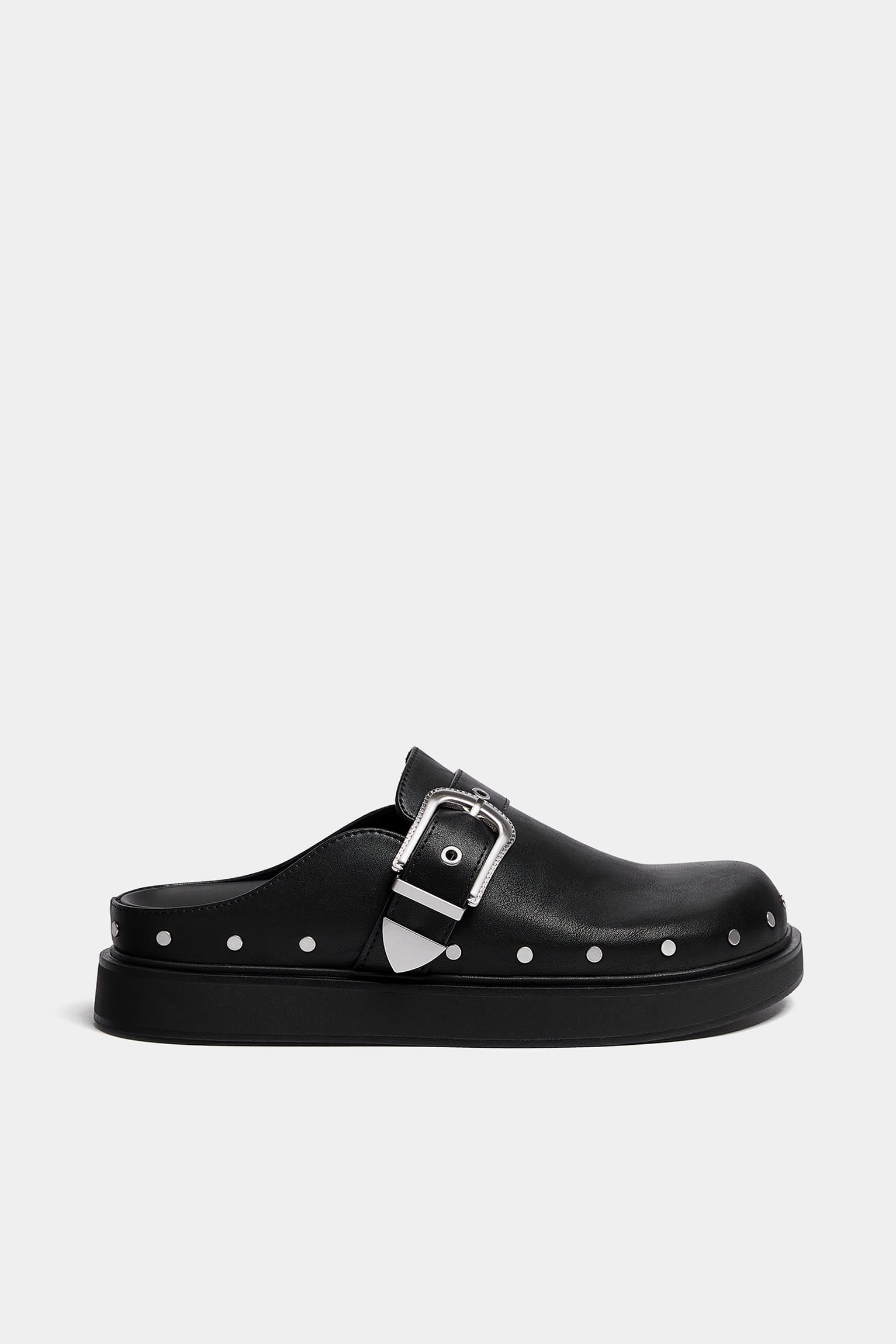 Pull & Bear se suma a la fiebre de los zuecos. Entre una buena variedad, estos zuecos negros son los más originales de su catálogo. disponibles por 35,99 euros.