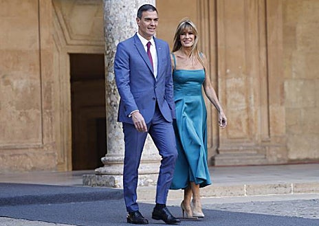 Imagen secundaria 1 - Los Reyes junto a Pedro Sánchez y Begoña Gómez en Granada