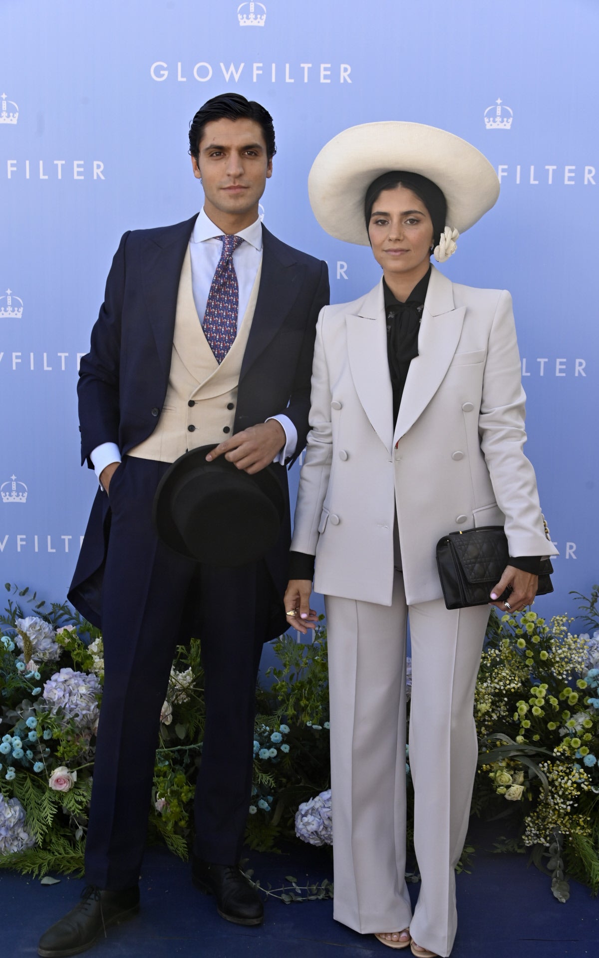 Los influencers María G. de Jaime y Tomás Páramo. Ella con traje de chaqueta del diseñador Jorge Vázquez. 