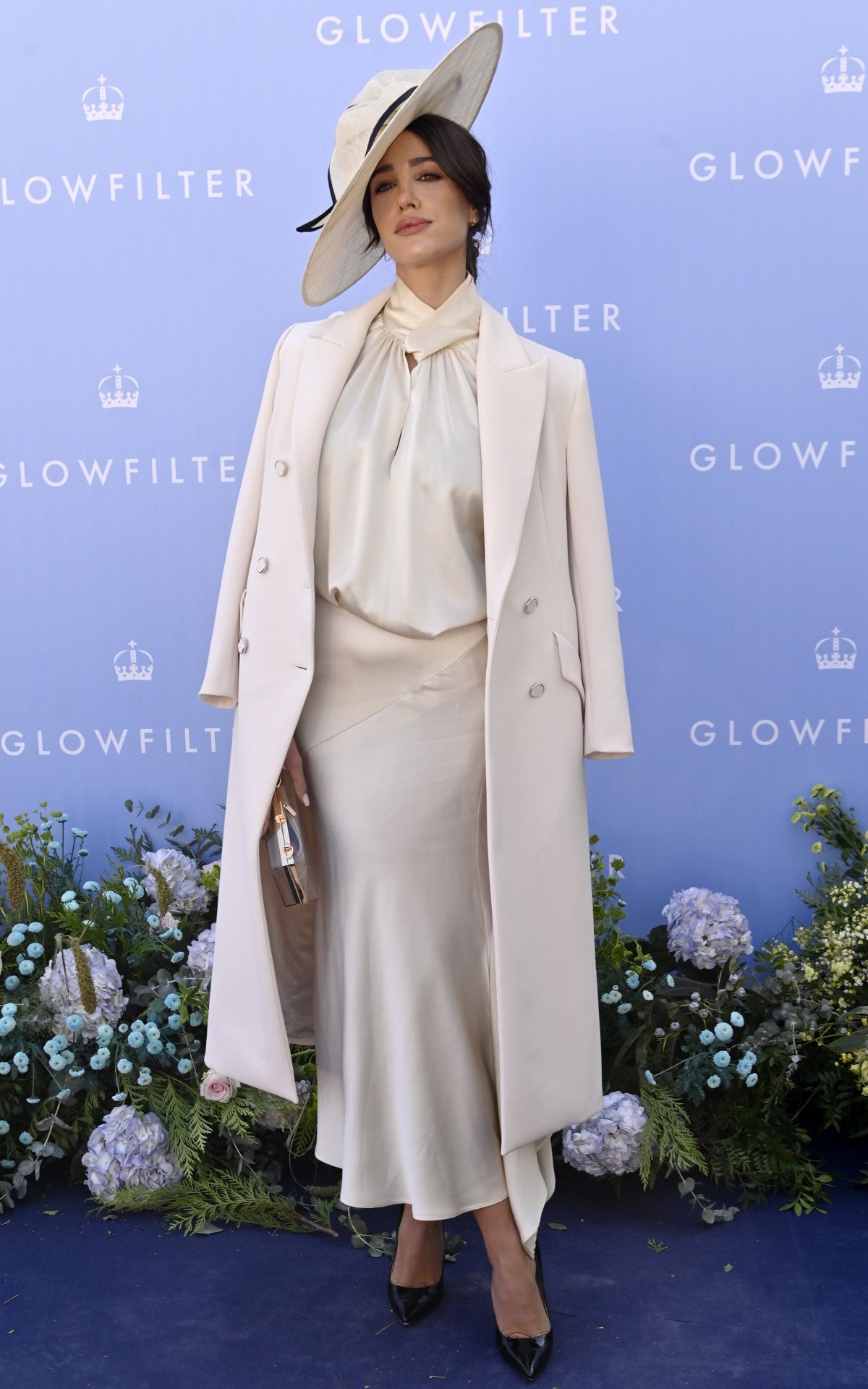 Teresa Bass con dos piezas de Lamb y pamela de Cherubina.