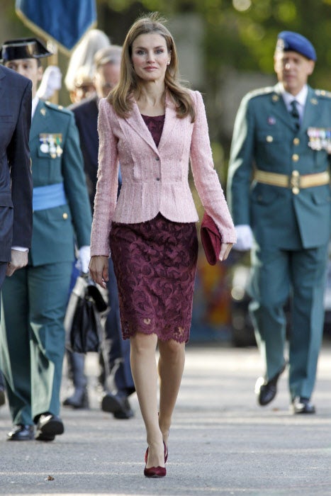 Doña Letizia combinó en 2013 un vestido burdeos de tubo con bordados que simulaban flores de Felipe Varela on una americana entallada de color osa empolvado de tweed.