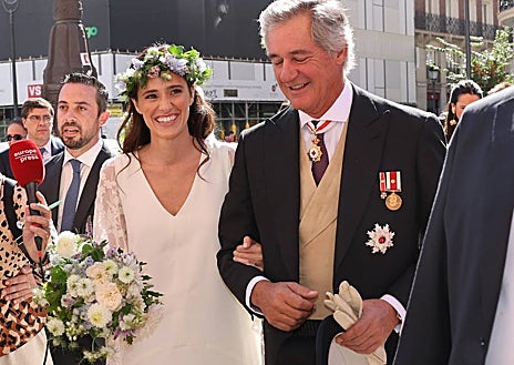Imagen secundaria 1 - Clotilde Entrecanales y su vestido de novia de inspiración bohemia