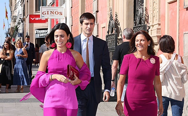 Imagen principal - Blanca Sainz, la diseñadora Blanca Astolfi y otras invitadas llegando a la ceremonia
