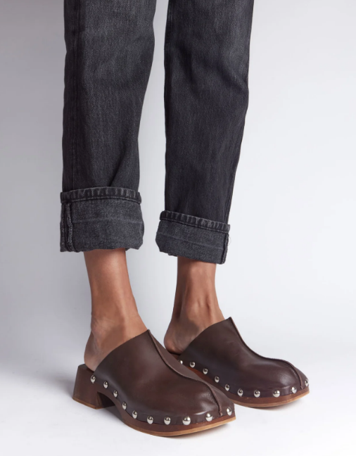 Otra opción de zuecos que pretenden convertirse en el calzado de confianza esta temporada. La opción de MIM, de madera y tachuelas, destaca por ser un modelo original. Su precio es de 85 euros.