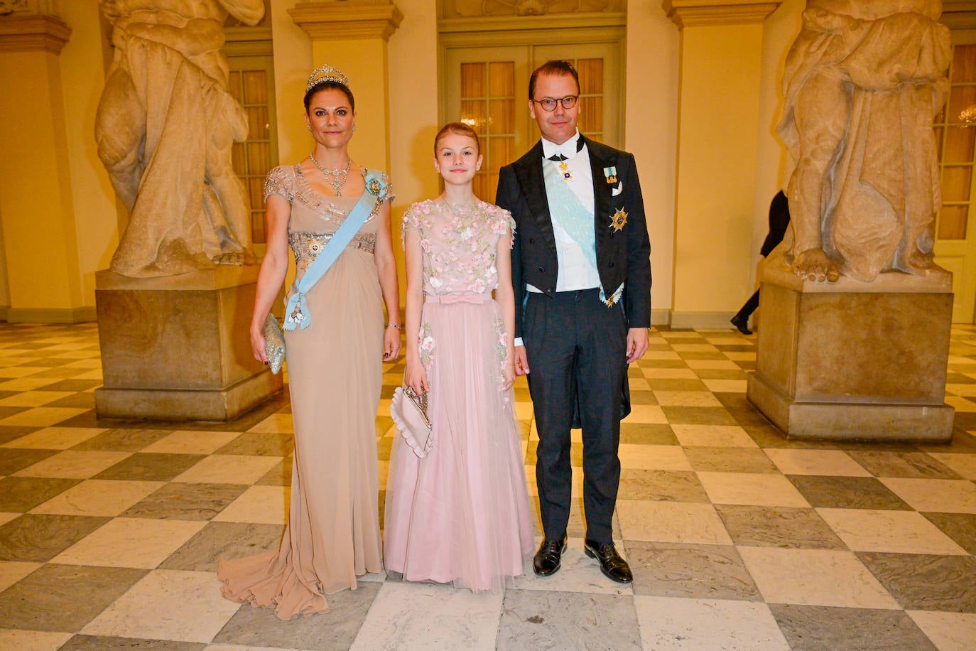 Victoria de Suecia eligió un vestido de Elie Saab en tono nude, que combinó con tiara y collar de diamantes. Su hija, Estelle llevó un vestido de un tono similar del diseñador Christer Lindarw a juego con un bonito clutch. 