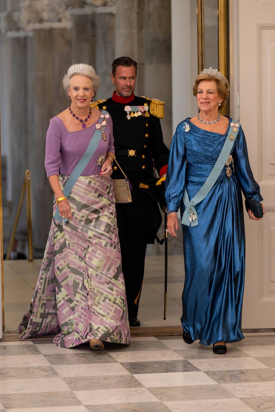 La princesa Benedikte de Dinamarca y Ana María de Grecia, hermanas de la reina Margarita, también lucieron sendos vestidos largos y joyas reales. 