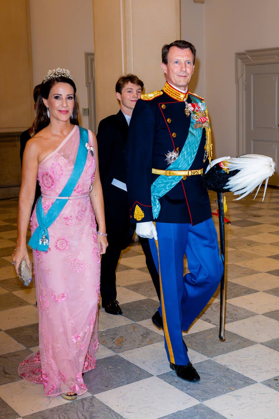 La princesa Marie de Dinamarca, llevó un vestido de color rosa de Elie Saab, sandalias de Jimmy choo, tiara floral y pendientes de diamantes. 